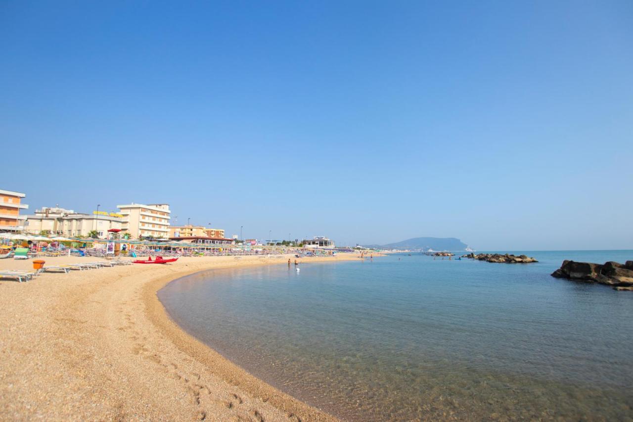 Hotel Giannino Порто Реканати Екстериор снимка